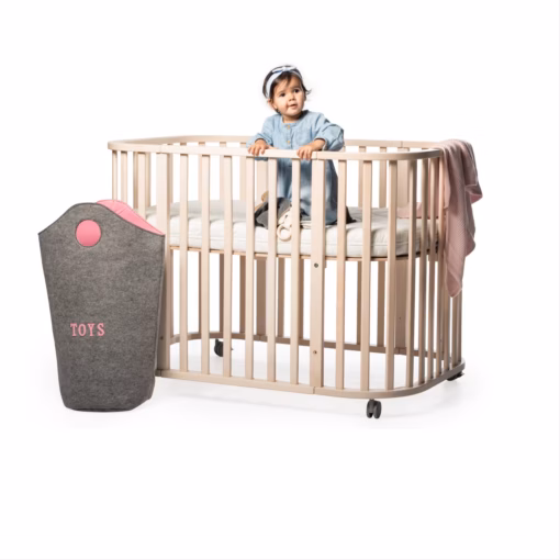 Cuna convertible en cama Ovetto Mini 1 de Cool Dreams con niña
