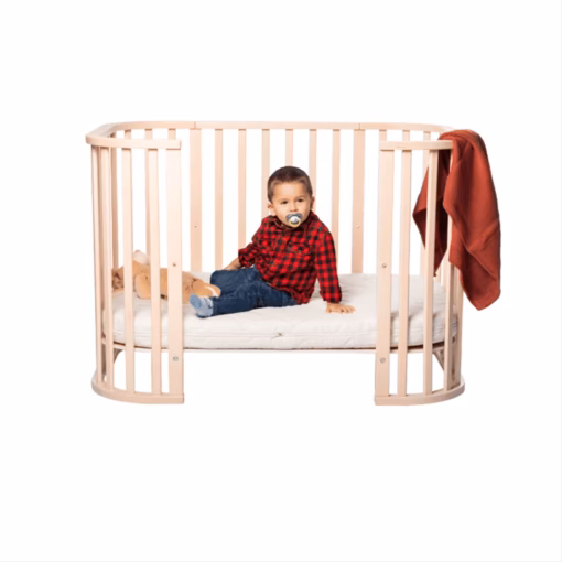 Cuna convertible en cama Ovetto Mini 2 de Cool Dreams con niño