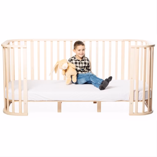 Cuna convertible en cama Ovetto junior de Cool Dreams con niño