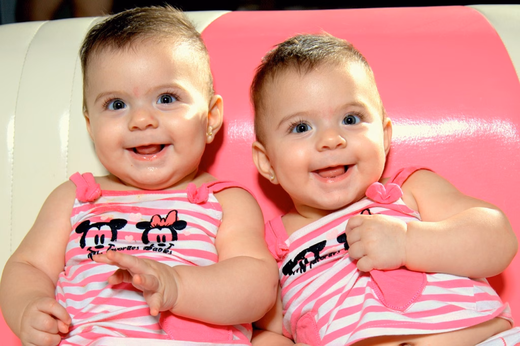 Bebés gemelos idénticos