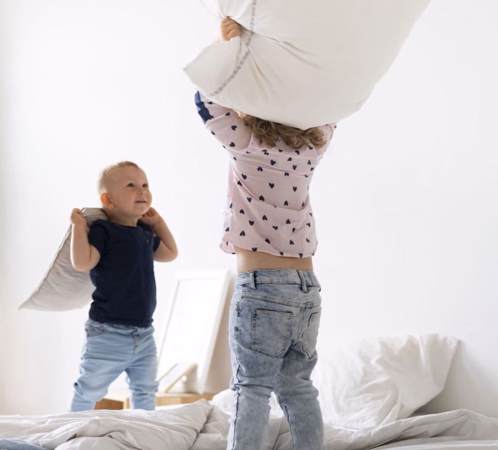 niños jugando en la cama